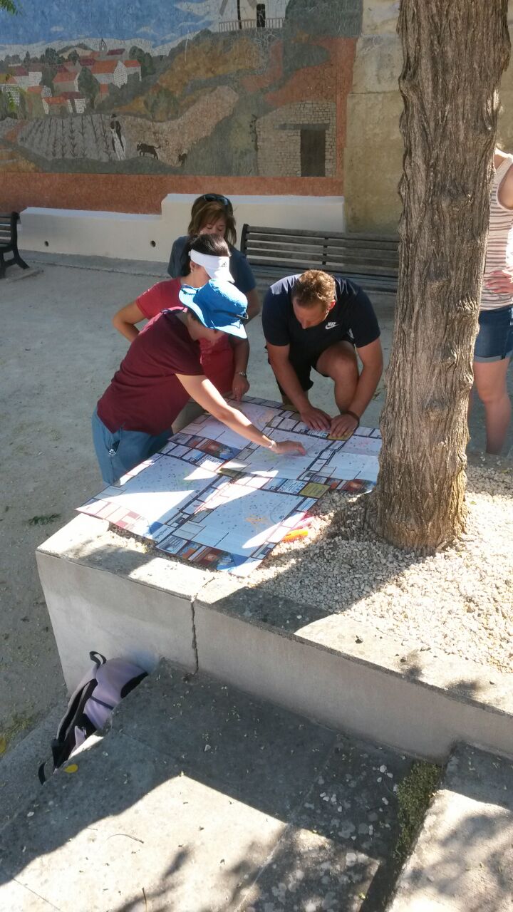 Padkaarte word bestudeer (1)