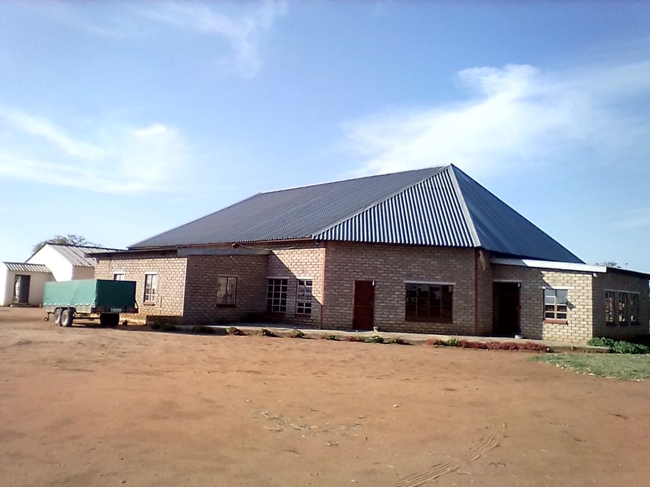 Die tent word nie by alle areas opgeslaan nie. Tans by Sandfontein waar 'n pragtige gebou is Hier is die sleepwa te sien met toerusting(3)