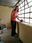Lesley besig met verf