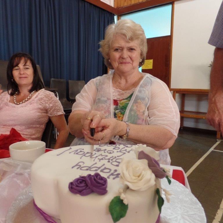 Carol Retief sny die koek om te deel