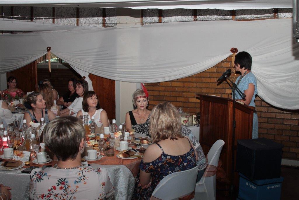 Gasvrou Trudie Allan met die rooi veer, wat ook die hooforganiseerder was