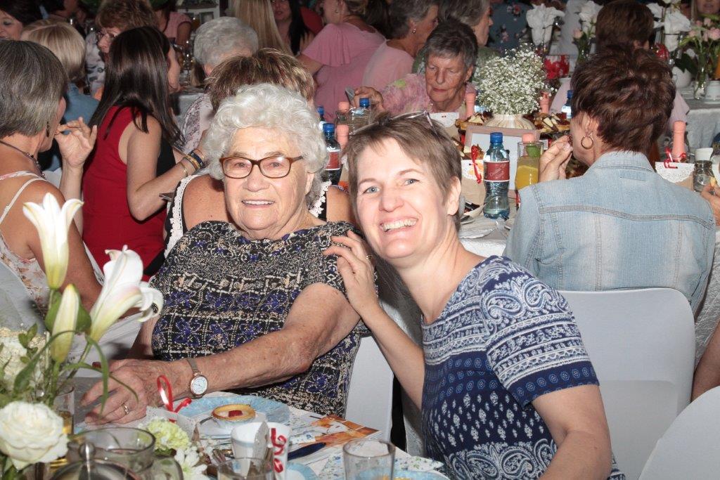 an Bettie van den Berg en Deidre van den Berg